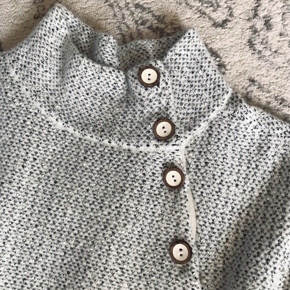 Black & white button sweater - Picture 2 of 8